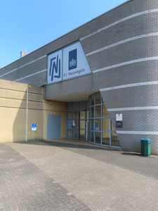 912631 Gezicht op de entree in de zuidgevel van de Penitentiaire Inrichting Nieuwegein (De Liesbosch 100) te Nieuwegein.